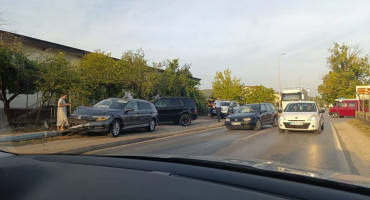 Na Trnu u Širokom Brijegu sudarila su se dva vozila. Nastala je veća materijalna šteta, a oštećen je i stup javne rasvjete.