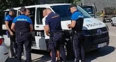 policija privodi prosvjednike Uborak