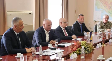 Salko Beba, desno od ministra Zukana Heleza