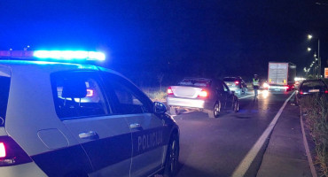 U prometnoj nesreći na M-17 u Vrapčićima kod Mostara sudarili su se Mercedes i Golf. Jedna osoba je ozlijeđena, a promet se odvija naizmjenično.