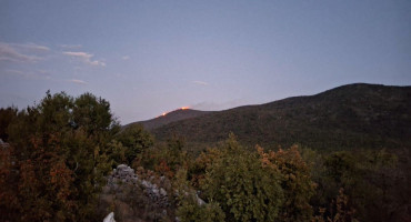 Udar groma izazvao je požar na brdu Vrando iznad Popova polja. Teren je nepristupačan, a jedan krak požara širi se prema selu Međugorje kod Glumine.