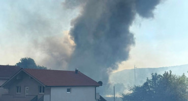 Veliki požar izbio je u Pocrtama, na ulazu u Grude iz smjera Hrvatske. Civilna zaštita pozvala je sve raspoložive vatrogasce da pomognu.