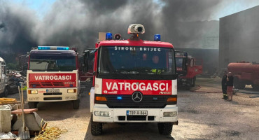 Veliki požar zahvatio je prostorije privatne tvrtke u Pocrtama kod Gruda. Na terenu su vatrogasci iz BiH i Hrvatske te Air Tractor.