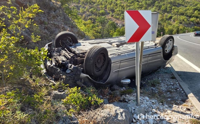 Automobil sletio s ceste na Žovnici i završio na krovu