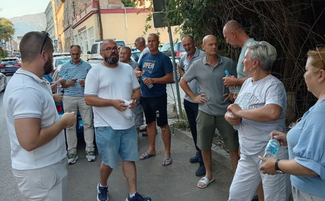 Građani ispred Suda u Mostaru čekaju puštanje privedenih na Uborku