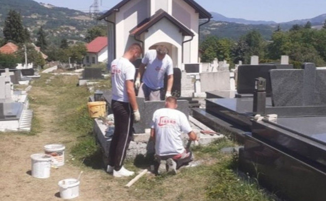 Jasmin odlučio besplatno obnoviti oštećene nadgrobne spomenike kod Travnika