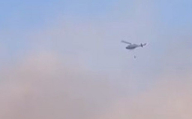 Helikopter Oružanih snaga BiH gasi požar u Konjicu