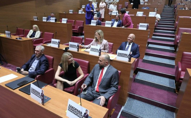 Plenković poručuje da se ne širi panika, oporba ga žestoko napala: 37.000 tona otpada ostaje u Gospiću