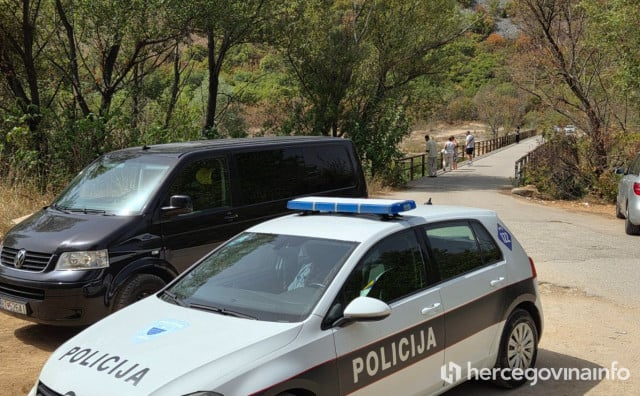 Jedna osoba ozlijeđena je nakon što je kombi slovačkih registarskih oznaka udario pješaka na mostu preko Bunskih kanala kod Mostara. Policija obavlja očevid.
