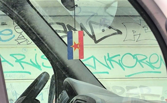 Nevjerojatno: Službeno vozilo mostarskog javnog poduzeća okićeno petokrakom