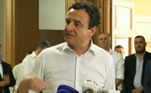 Kaos u Skupštini Kosova: Oporbena zastupnica jajima gađala Albina Kurtija