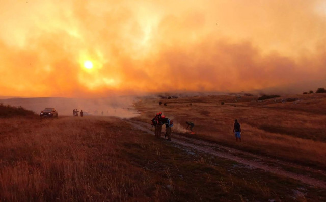 Požar kod Tomislavgrada prijeti naseljima, više od 150 ljudi brani kuće