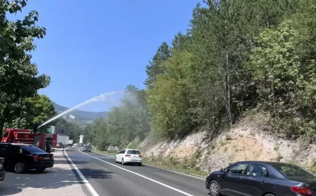 Požar izazvao odrone kod Konjica, kamenje padalo na M-17 i oštetilo vozila