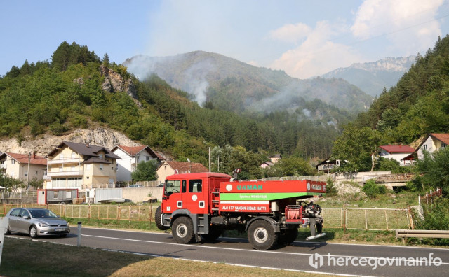 Požar iznad Kanjine i Živašnice lokaliziran, vatrogasci tijekom noći branili kuće