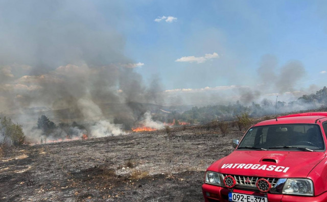 Požar kod Širokog Brijega ponovno se aktivirao, vatra zaprijetila naselju