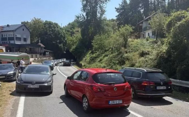 Teretnjak kod Konjica udario u automobil s majkom i dvoje djece, građani hrabro reagirali