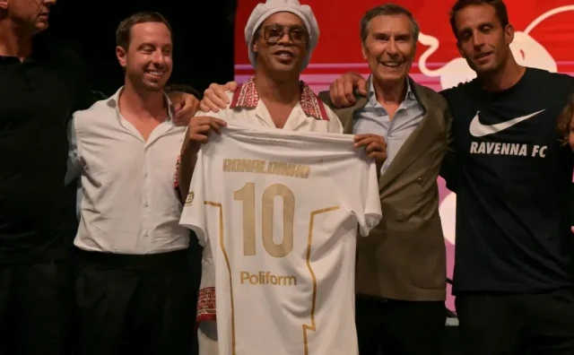 Legendarni Ronaldinho se vratio profesionalnom nogometu