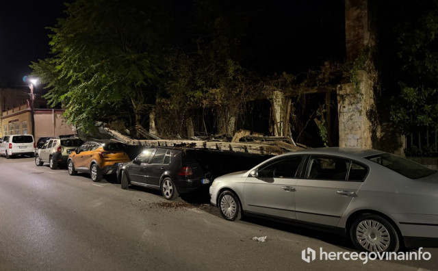 Dio ruševine pao na automobile u Mostaru