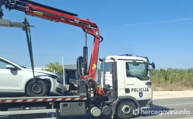 Službeni Golf MUP-a ŽZH i Porsche sudarili se u Izbičnu