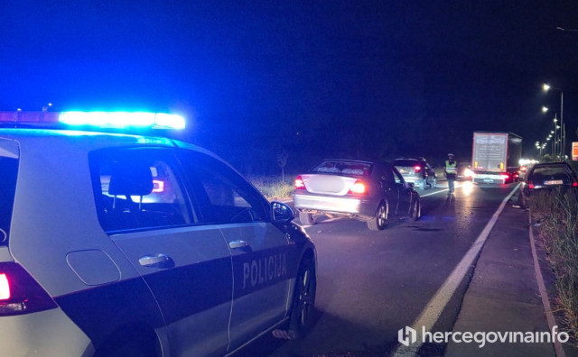 U prometnoj nesreći na M-17 u Vrapčićima kod Mostara sudarili su se Mercedes i Golf. Jedna osoba je ozlijeđena, a promet se odvija naizmjenično.