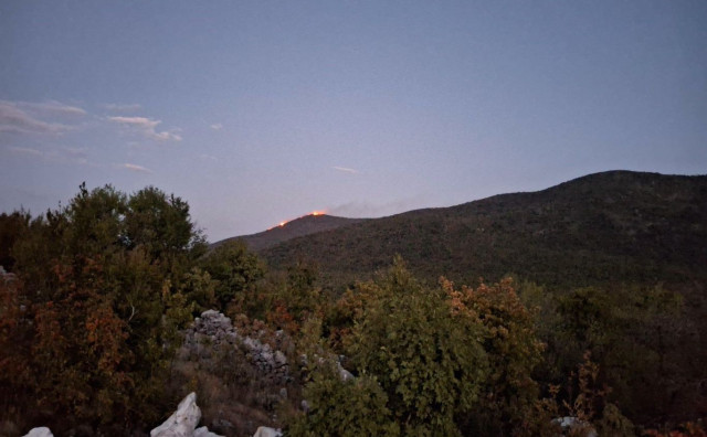 Grom izazvao požar iznad Popova polja