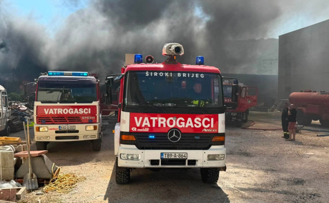Veliki požar zahvatio je prostorije privatne tvrtke u Pocrtama kod Gruda. Na terenu su vatrogasci iz BiH i Hrvatske te Air Tractor.