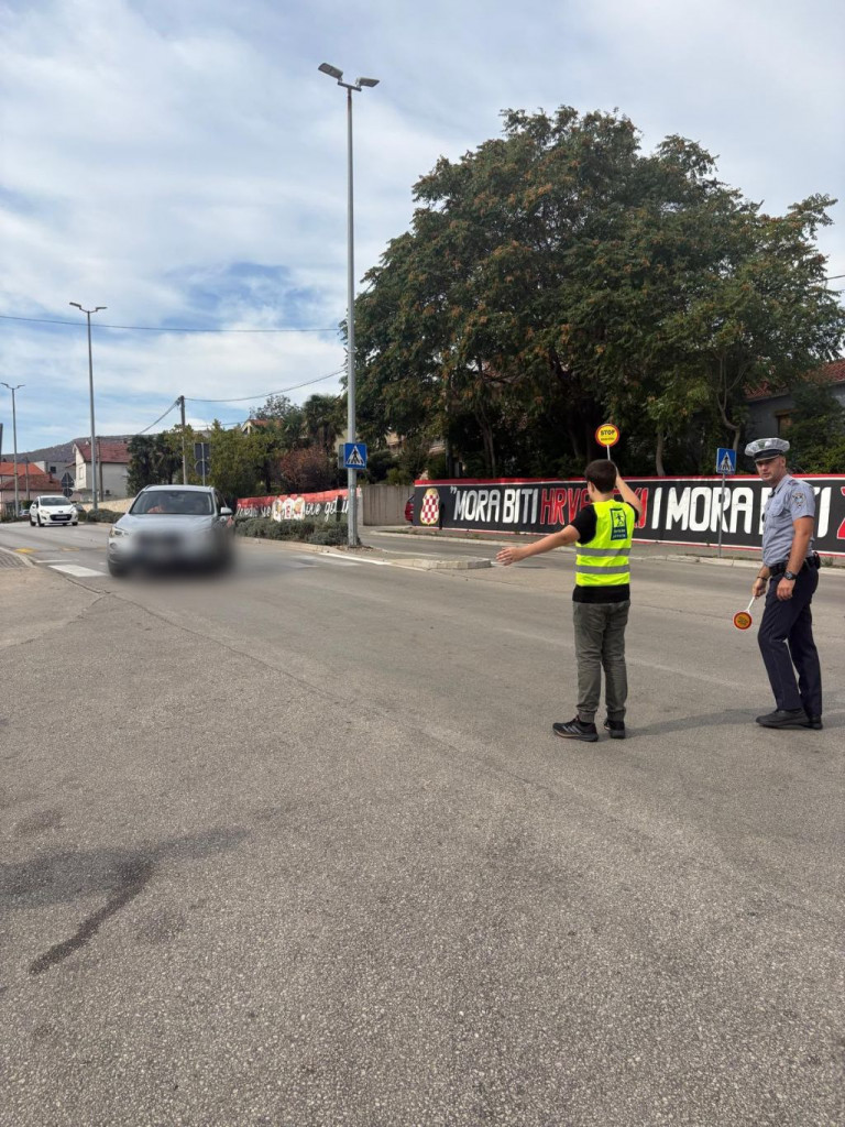 Djeca su u Mostaru uz prometnu policiju zaustavljala vozila i dijelila letke, upozoravajući vozače na oprez i smanjenje brzine u blizini škola.