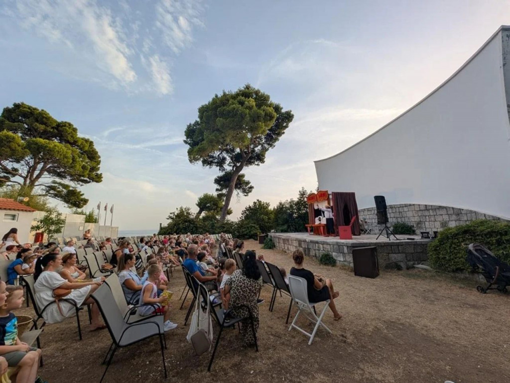 Lutkarsko kazalište Mostar izvelo je dvije predstave na festivalu Pupica u Dubrovniku, a potom nastavilo gostovanje na River Festu u Ljubuškom.