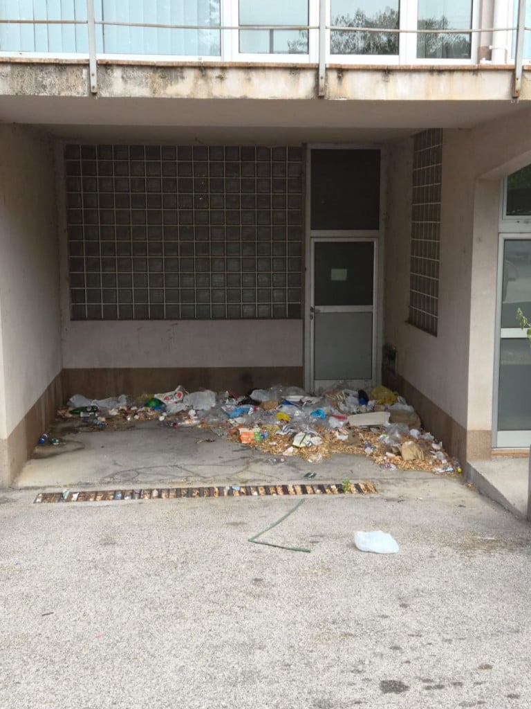 Stanari zgrade kod nekadašnje „Lire“ u Mostaru upozoravaju na šatore, gomile otpada, noćnu buku, sukobe i sve veći strah za sigurnost.