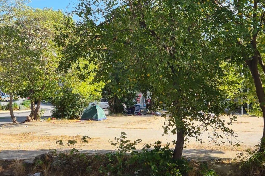 Stanari zgrade kod nekadašnje „Lire“ u Mostaru upozoravaju na šatore, gomile otpada, noćnu buku, sukobe i sve veći strah za sigurnost.
