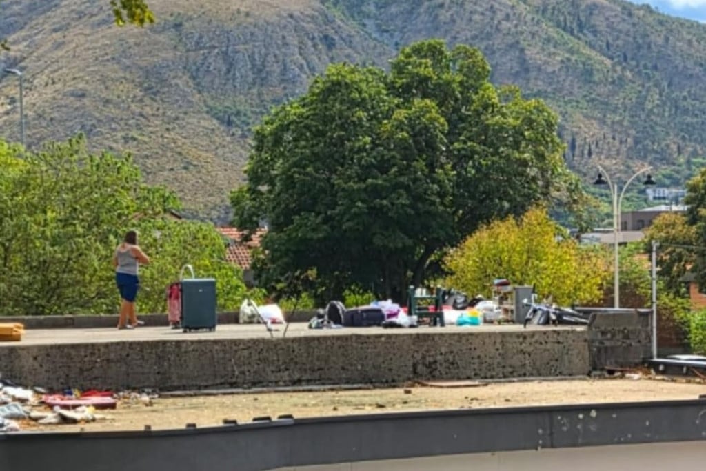 Stanari zgrade kod nekadašnje „Lire“ u Mostaru upozoravaju na šatore, gomile otpada, noćnu buku, sukobe i sve veći strah za sigurnost.