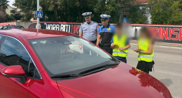 Djeca su u Mostaru uz prometnu policiju zaustavljala vozila i dijelila letke, upozoravajući vozače na oprez i smanjenje brzine u blizini škola.