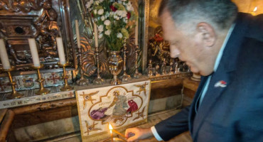 Dodik je u Jeruzalemu posjetio Baziliku Svetoga groba i patrijarha Teofila III. Rekao je da je zapalio svijeću za „naše države Srbiju i RS”.