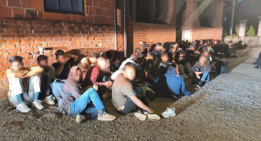 Granična policija BiH kod Gradiške spriječila je 96 osoba u pokušaju nezakonitog prelaska granice. Identificirane su dvije osobe povezane s krijumčarenjem.