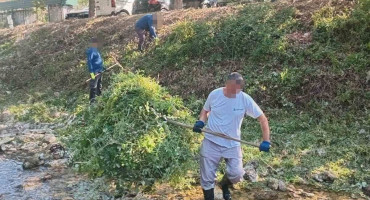 Iz korita i neposrednog okoliša uklonjeni su raslinje, granje i druge nečistoće, a radovi će biti nastavljeni prema planu održavanja.