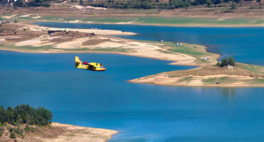 Kanaderi stigli na Ljubušu, gdje se buldozerima probijaju obrambene linije. Vukadin izvijestio s terena, a Air Tractor preusmjeren je na Rujište.