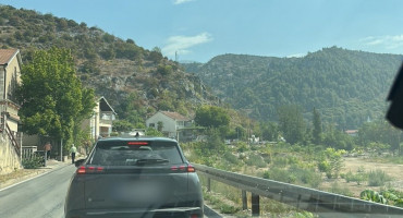 Kod Stoca, na skretanju prema Daorsonu i Baranama, dogodila se prometna nesreća u kojoj su sudjelovali Škoda i Golf. Više osoba zatražilo je liječničku pomoć.