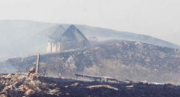 Na Mrkodolu su izgorjele četiri kuće, objavio je Rama-Prozor.info. Požar se proširio iz Zvirnjače, a vjetar i nepristupačan teren otežavaju gašenje.