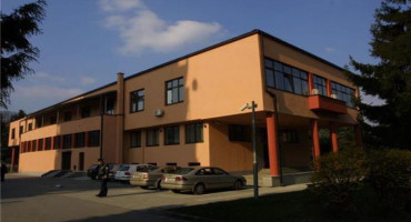 : Obitelj oštećenika reagirala je na presudu Općinskog suda u Travniku kojom je A. Š. nepravomoćno osuđen na godinu i šest mjeseci zatvora.