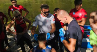 Ozlijeđeni rafter prevezen je čamcem do Džajića, a potom u Hitnu pomoć Konjic. Intervenciju su otežali nepristupačan teren i nedostatak signala.