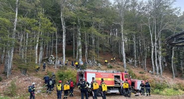 Požar na Čvrsnici nije lokaliziran. U pomoć su stigla 42 vatrogasca iz ZHŽ-a, a ponovno je zatražen angažman kanadera iz Hrvatske.