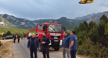 Požar na Čvrsnici širi se u više smjerova. Gase ga dva hrvatska kanadera i oko 100 vatrogasaca, a kuće i ljudski životi trenutačno nisu ugroženi.