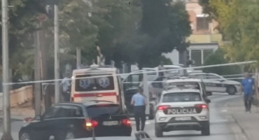Prema neslužbenim informacijama Hercegovina.info, kod srednje škole u Ljubuškom poginuo je maloljetni pješak. Očevid je u tijeku.