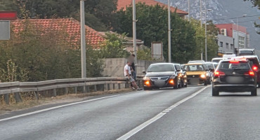 Sudar Passata i Audija na M-17 u Mostaru, gužve u oba smjera