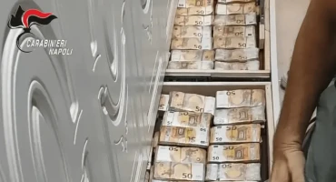 Talijanski karabinjeri pronašli su 3,2 milijuna eura skrivenih u zidovima kuće kod Napulja. U akciji protiv klana Angelino uhićene su 34 osobe.