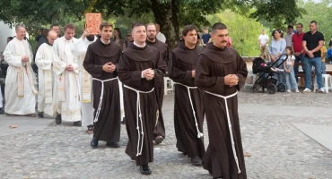 U samostanskoj crkvi na Širokom Brijegu petorica braće Hercegovačke franjevačke provincije položila su svečane zavjete uz obitelji i vjernike.