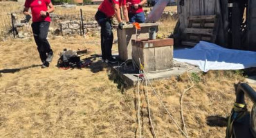 U selu Zajaruga kod Glamoča četiri spašavatelja GSS-a HBŽ iz bunara su izvukla tijelo starije žene i predala ga Hitnoj pomoći.