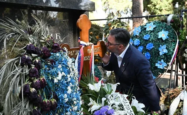 Ministar Košarac posjetio grob Ratka Mladića, položio vijenac i poljubio križ