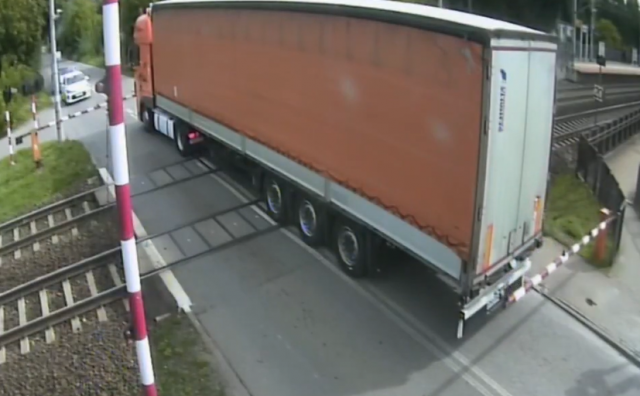 Vlak s 300 putnika smrskao kamion u Poljskoj, vozač iz BiH uhićen