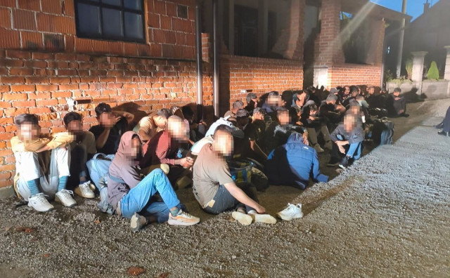 Granična policija BiH kod Gradiške spriječila je 96 osoba u pokušaju nezakonitog prelaska granice. Identificirane su dvije osobe povezane s krijumčarenjem.